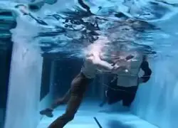 James Cameron probando la teor&iacute;a de que Jack y Rose cabi&aacute;n en la puerta