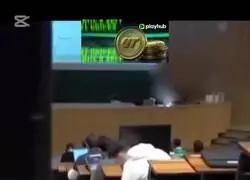 Este estudiante meti&oacute; una PS4 a clase y olvid&oacute; mutear la pantalla