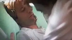 No tiene sentido que Dent no se diera cuenta que es el Joker sin quitarse la mascarilla