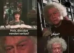 Afuera hay un letrero enorme