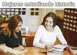 Hombres estudiando historia