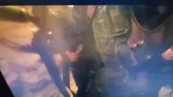 Nancy recargando un fusil con el asa de agarre. Que cosa tan extra&ntilde;a...