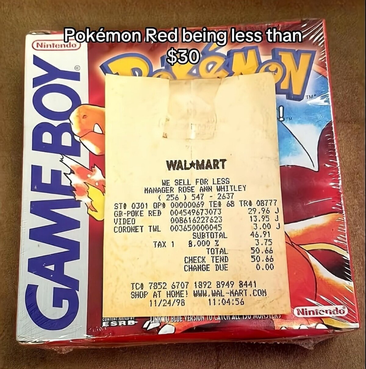 Un coleccionista conserva una copia de Pok&eacute;mon Red con el recibo de su precio original