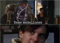 &iquest;Y qu&eacute; hace el con esos medallones?
