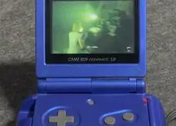 Un zumbado est&aacute; jugando al Requiem con la pantalla de una Game Boy Advance